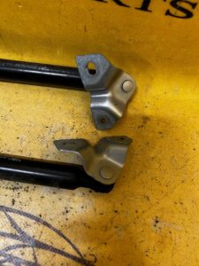 SIŁOWNIK TELESKOP KLAPY BAGAŻNIKA MOCOWANIE DACIA SANDERO III 2021R