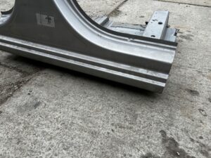 SŁUPEK B PRAWY ŚRODKOWY PRÓG DACIA SANDERO III 2021R