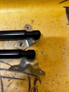 SIŁOWNIK TELESKOP KLAPY BAGAŻNIKA MOCOWANIE DACIA SANDERO III 2021R