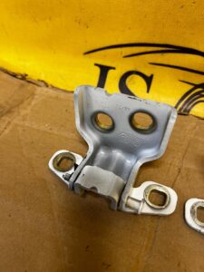 KOMPLET ZAWIASY DRZWI GÓRNY DOLNY DACIA SANDERO III 2023R