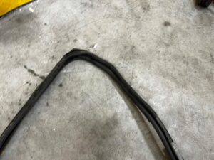 LISTWA USZCZELKA DRZWI TYL LEWY LEWA DACIA DUSTER II