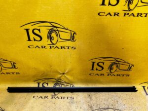 USZCZELKA LISTWA ZGARNIAJĄCA WEWNĘTRZNA SZYBY DRZWI LEWA PRAWA SKODA SCALA