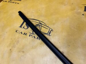 LISTWA ZGARNIAJĄCA SZYBY DRZWI PRZÓD LEWY DACIA DOKKER