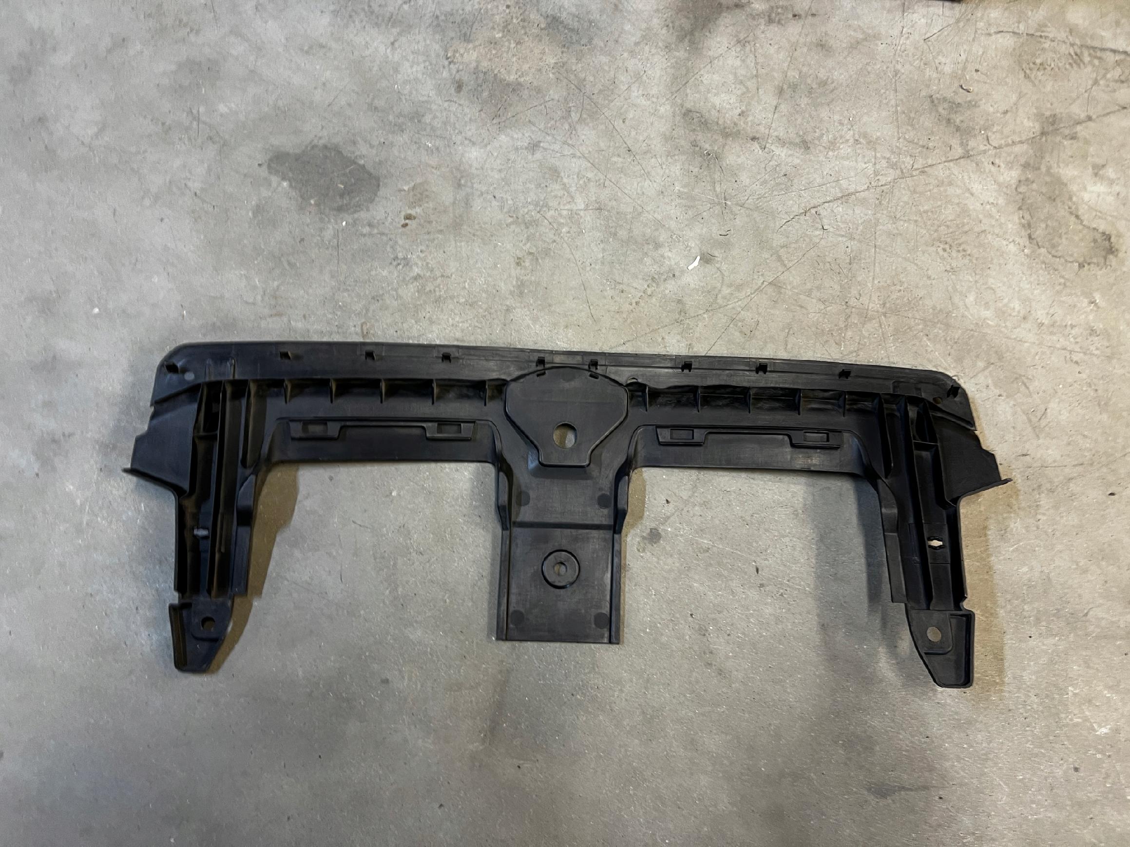 OSŁONA ATRAPA PASA PRZEDNIEGO PAS PRZEDNI AUDI SQ7 Q7 4M0