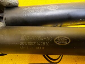 KOMPLET SIŁOWNIKI TELESKOPY KLAPY TYŁ BAGAŻNIKA RANGE ROVER VELAR L560