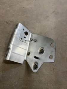 WSPORNIK MOCOWANIE BLACHA LEWY LEWE RANGE ROVER VELAR L560