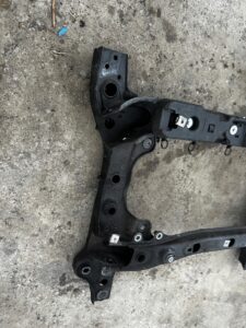 WÓZEK ZAWIESZENIE BELKA SANKI KOŁYSKA PRZÓD MERCEDES C-KLASA W206 2WD RWD