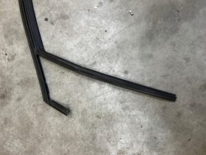 USZCZELKA SZYBY DRZWI PRZÓD LEWY DACIA SANDERO III JOGGER