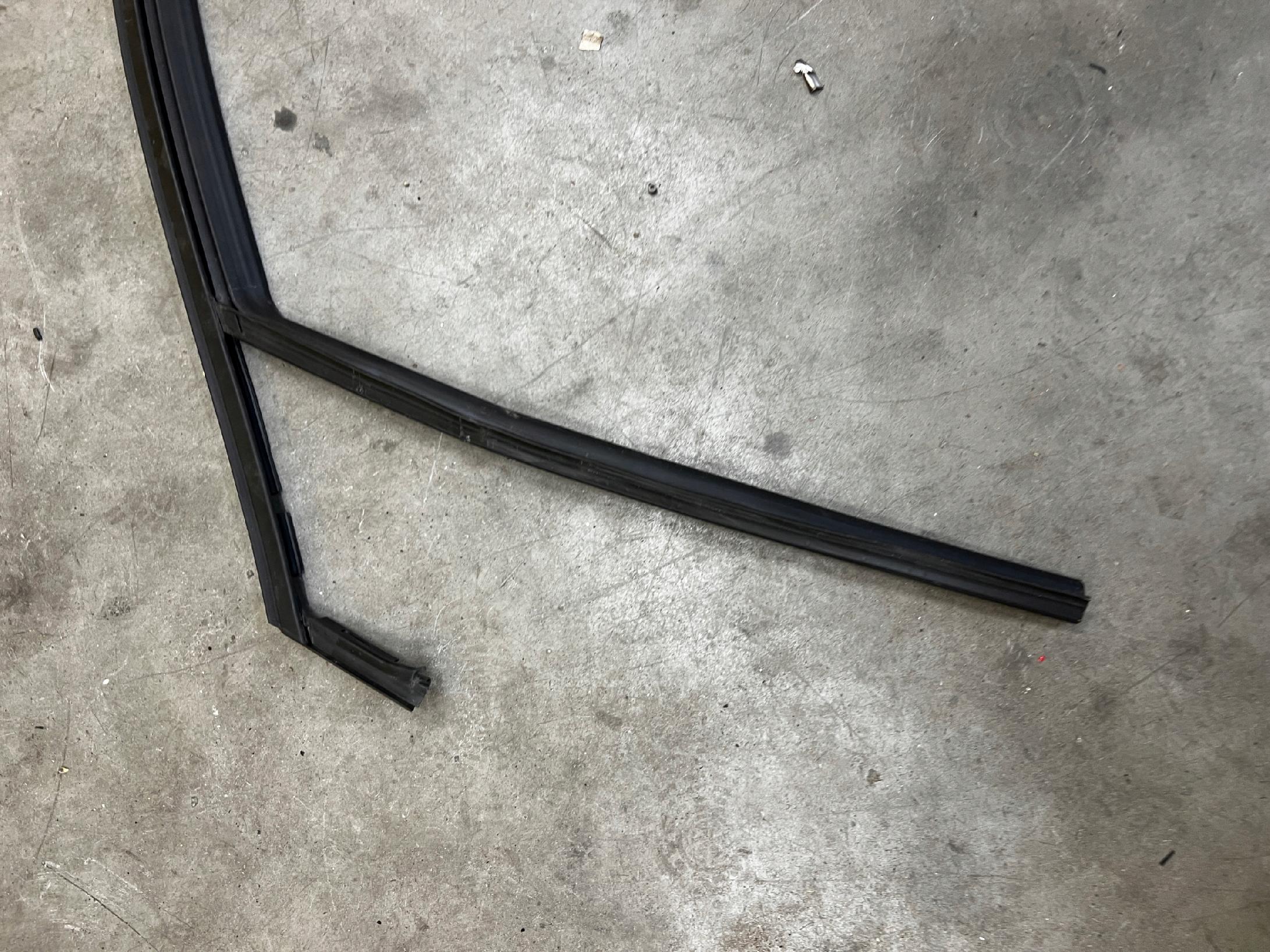 USZCZELKA SZYBY DRZWI PRZÓD LEWY DACIA SANDERO III JOGGER