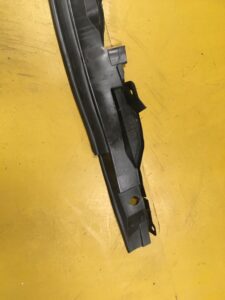 LEWA OSŁONA USZCZELKA LISTWA BŁOTNIKA INFINITI Q70