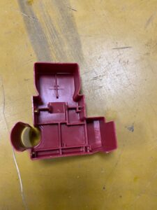 POKRYWA OSŁONA KLEMY PLUSOWEJ PLUS INFINITI Q50