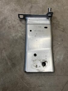 WSPORNIK MOCOWANIE BLACHA LEWY LEWE RANGE ROVER VELAR L560