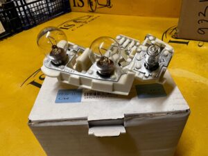 GNIAZDO ŻARÓWKI LAMPY TYLNEJ TYŁ W KLAPIE LEWE LEWY BMW 3 E90 NOWY OEM