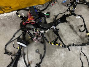 WIĄZKA DESKI PASA PRZEDNIEGO WNĘTRZA KOMORY DACIA SANDERO III 2023R