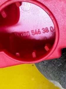 ZAŚLEPKA OSŁONA KLEMY DODATNIEJ MERCEDES E-KLASA W213 KOMBI