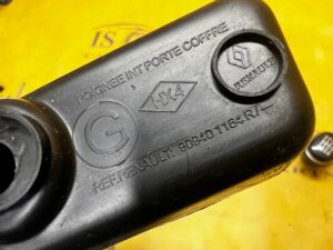 UCHWYT RĄCZKA KLAPY BAGAŻNIKA LEWY LEWA RENAULT KADJAR