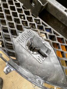 MERCEDES E KLASA 213 AMG KRATKA ZDERZAKA ŚRODKOWA