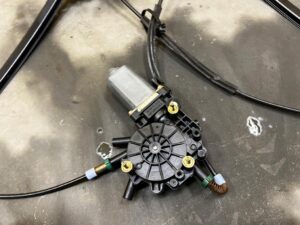 MECHANIZM PODNOŚNIK SZYBY DRZWI PRZÓD PRAWY CHEVROLET CORVETTE C5 97-04