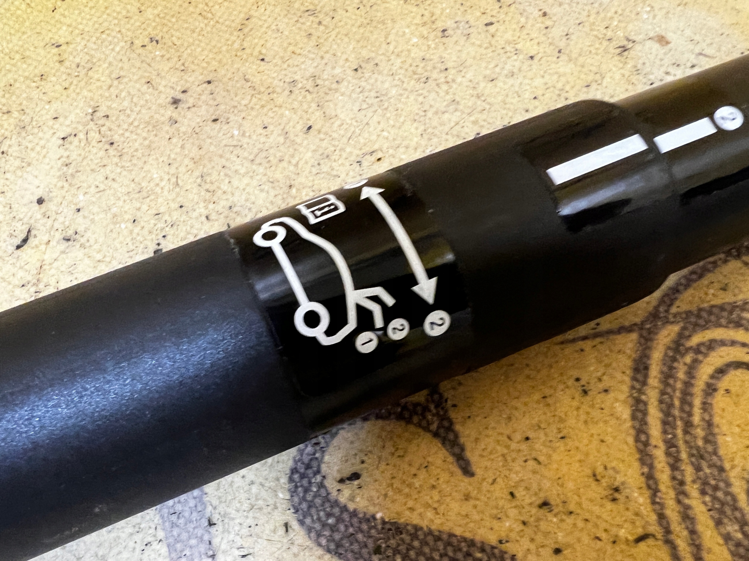 SIŁOWNIK KLAPY TYŁ POKRYWY BAGAŻNIKA LEWY BMW X6 E71 E72 NOWY OEM