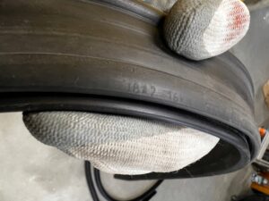 USZCZELKA GUMA PODSZYBIA MASKI RANGE ROVER VELAR L560