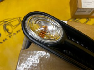 KIERUNKOWSKAZ BOCZNY BŁOTNIKA PRAWY BIAŁY MINI R55 R56 R57 R58 R59 NOWY OEM