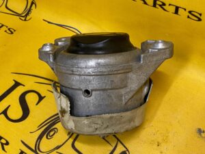 PODUSZKA SILNIKA LEWA MERCEDES E 400D W213 W257