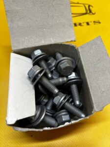 10 X ŚRUBA MOCUJĄCA OSŁONĘ DOLNĄ SILNIKA BMW X5 G05 X6 G06 X7 G07 NOWA OEM