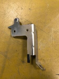 MOCOWANIE BLACHA WSPORNIK UCHWYT INFINITI Q50 Q70