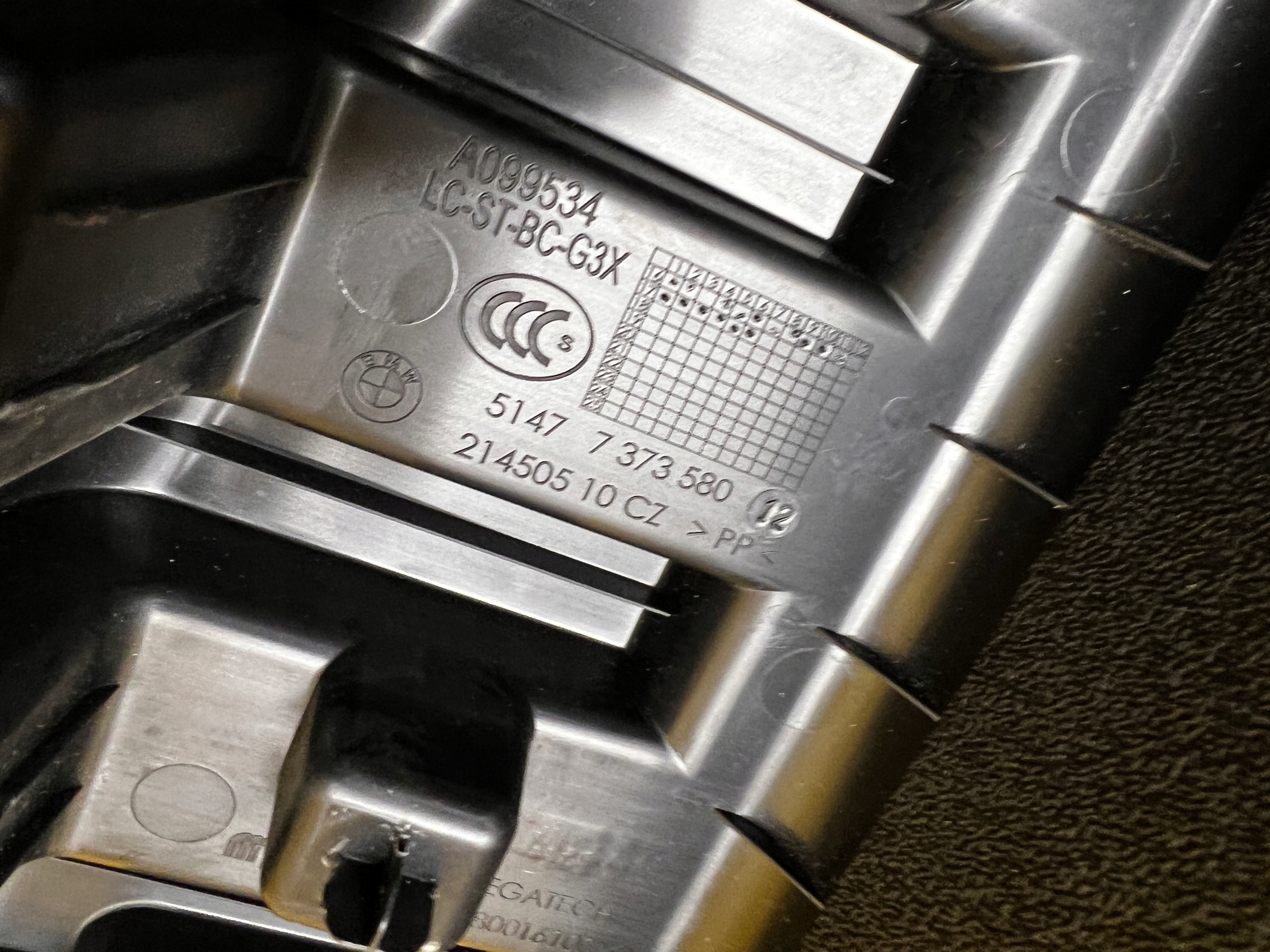 SCHOWEK WNĘKA BAGAŻNIKA PRAWY BMW 5 G30