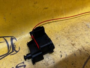 RYGIEL SIŁOWNIK KLAPY WLEWU PALIWA PORSCHE CAYENNE II 7P5 LIFT 92A