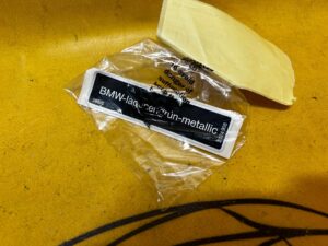 TABLICZKA NAKLEJKA KOLOR LAGUNENGRUN BMW 3 E30 5 E34 7 E32 8 E31 NOWA OEM