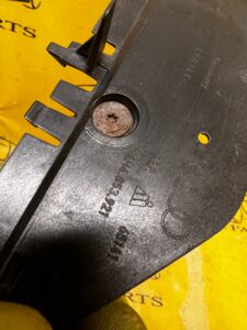 ŚLIZG MOCOWANIE PROGU LEWY TYŁ AUDI A8 D4 LONG