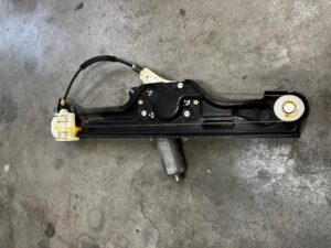 MECHANIZM PODNOŚNIK SZYBY DRZWI TYŁ LEWY BMW X5 E70 X6 E71