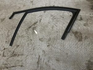 USZCZELKA PROWADNICA SZYBY DRZWI PRZÓD LEWY DACIA JOGGER