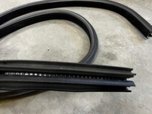 USZCZELKA DRZWI TYŁ TYLNYCH RANGE ROVER VELAR L560