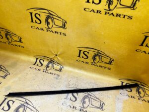 LISTWA SZYBY PRZÓD PRZEDNIEJ ZGARNIAJĄCA WODĘ LEWA SKODA SCALA