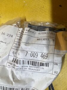 2 X WSPORNIK ZAWIASU SCHOWKA NA RĘKAWICZKI BMW 1 E81 5 E60 7 E65 NOWY OEM