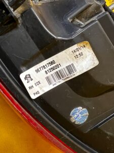 LAMPA TYŁ TYLNA PRAWY PRAWA W BŁOTNIK PEUGEOT 308 II T9 HB