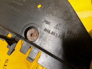 ŚLIZG MOCOWANIE PROGU LEWY TYŁ AUDI A8 D4 LONG