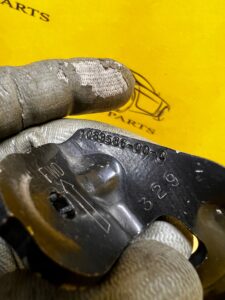 MOCOWANIE SIŁOWNIKA MASKI POKRYWY PRZÓD PRAWY PRAWE TESLA MODEL 3 PRZEDLIFT