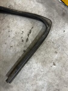 LISTWA USZCZELKA DRZWI TYL LEWY LEWA DACIA DUSTER II