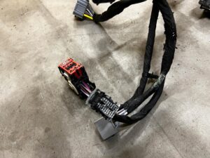 WIĄZKA INSTALACJA OKABLOWANIE KOMORY SILNIKA FORD MUSTANG VI USA 3.7