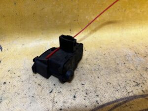 SIŁOWNIK KLAPKI WLEWU PALIWA PORSCHE CAYENNE II 7P5