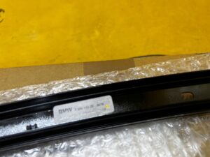 PROWADNICA SZYBY DRZWI TYŁ PRAWY PRAWA POŁYSK BMW 5 G30 M5 F90 NOWA OEM