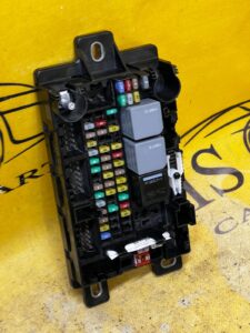 SKRZYNKA BEZPIECZNIKÓW LR RANGE ROVER EVOQUE II L551