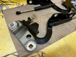 KOMPLET ZAWIASY MASKI POKRYWY SILNIKA LEWY PRAWY RENAULT ZOE I Z.E.