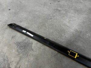 LISTWA DACHOWA LEWA RANGE ROVER VELAR L560