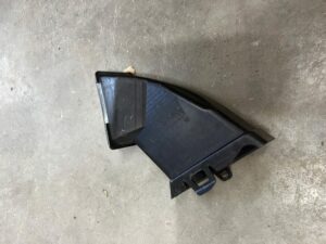 KANAŁ PRZEWÓD ODPŁYWU WODY Z PODSZYBIA LEWY BMW 5 G30 G31 M5 F90