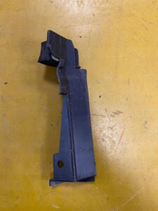 OSŁONA USZCZELKA ZAWIASU MASKI LEWA INFNITI Q30