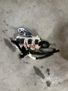 SKRZYNKA BEZPIECZNIKÓW MOCOWANIE WSPORNIK RENAULT KADJAR EU 1.3 TCE